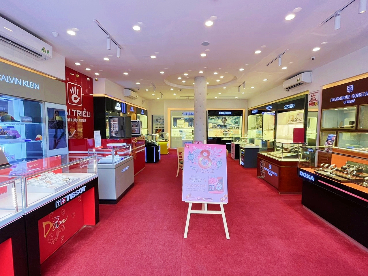 Không gian sang trọng bên trong showroom