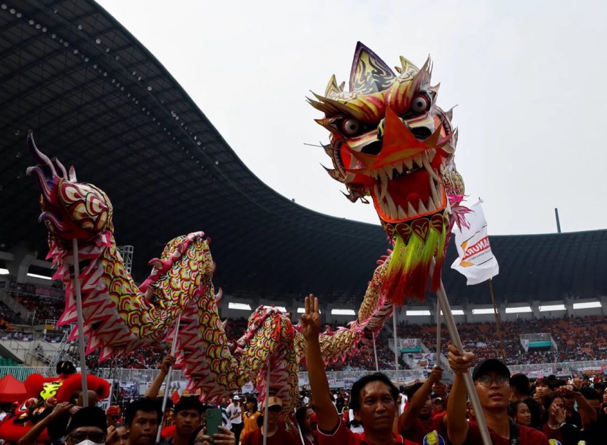 أشخاص يؤدون رقصة التنين قبل حلول العام القمري الصيني الجديد&nbsp;<br>