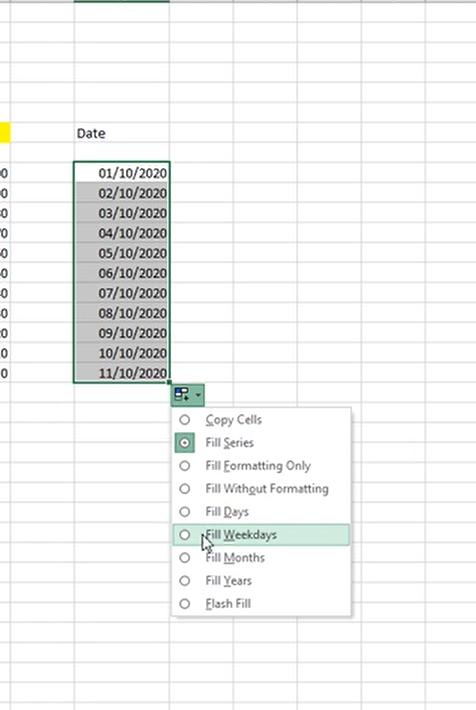 كيف يمكنني استخدام ميزة الملء التلقائي في Excel لتعبئة التواريخ، وما هي الأنماط أو الخيارات التي يمكن تطبيقها؟ - السؤال #30