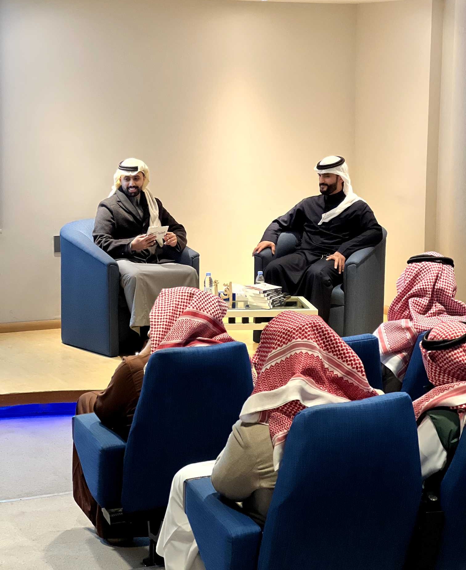 من لقاء مناقشة كتاب «دفاتر المكتبة الكونية» مع المؤلف أ.رائد العيد ويحاوره أ.خالد الشمراني