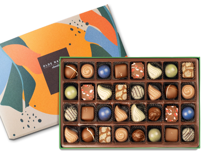 علبة خاصة بتشكيلة قطع شوكلاتة قيمة يمكن تقديمها لضيافة المريض ومرافقيه