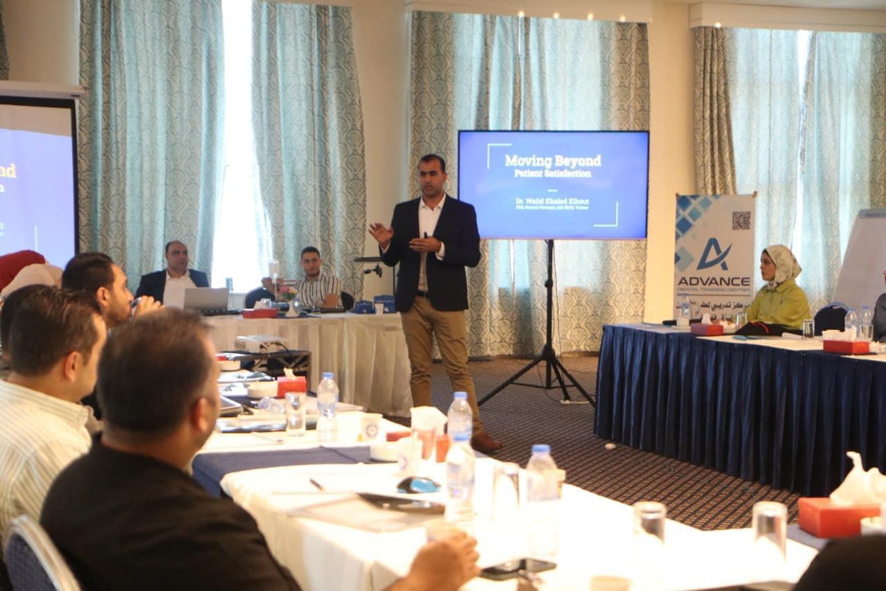 صورة لي في ورشة عمل خاصة بقياس رضا المرضى في عيادات طب الأسنان